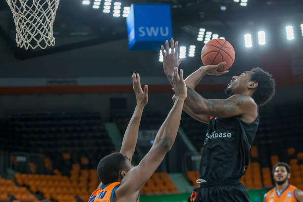 反而用诙谐 反而用诙谐